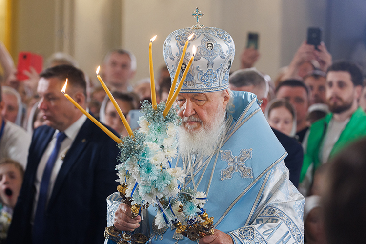 Богослужение продолжалось чуть больше часа. Прошла служба довольно чинно, но, как показалось нашему корреспонденту, без особых уникальных нюансов. Не считая, конечно, главного — что во главе всего стоял лично патриарх Кирилл