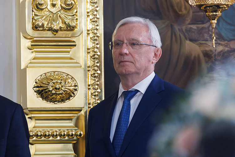 Уже под занавес богослужения на амвон поднялся и глава «КАМАЗа» Сергей Когогин