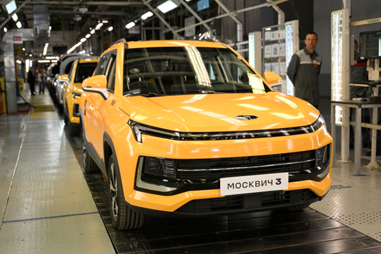 Базовая версия кроссовера «Москвич 3» теперь стоит 1 590 000 рублей. В прошлом месяце цены на эту модель начинались от 2 220 000 рублей