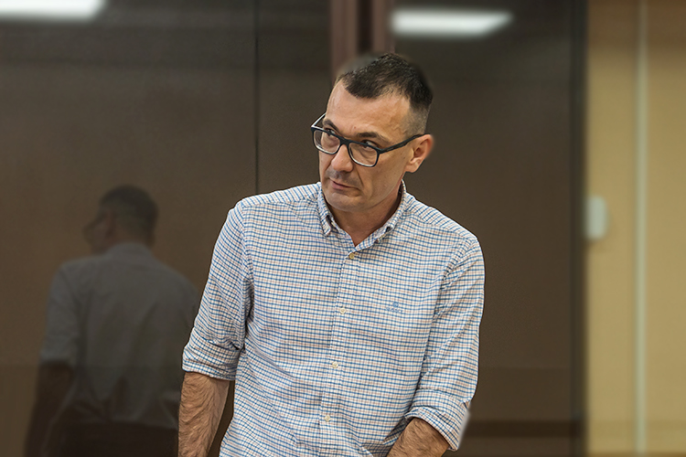 Адвокат Гирфанова Марат Давлетов сообщил, что его подзащитный вину не признает. Комментировать подробности уголовного дела защитник отказался