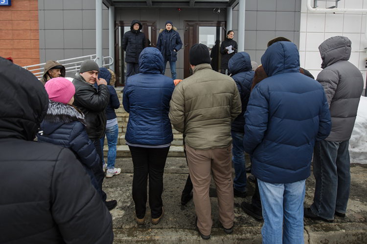 Все-таки держать рыночный тариф, обеспечивая повышенный набор услуг, крайне сложно. Всегда найдутся варяги, готовые соблазнить инициативные группы жителей тарифами пониже, организовать собрание, дать отставку действующей УК