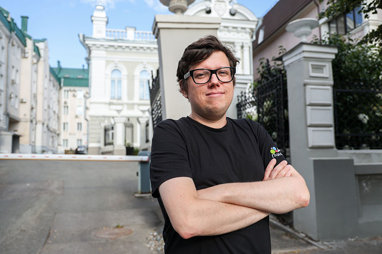«Из интересного: прямо сейчас, например, тестируем механизмы ИИ-колл-центра, исполнителю по определенным вопросам звонит не живой оператор, а AI-агент. Его очень сложно отличить от оператора, и он реально способен решить вопрос человека»