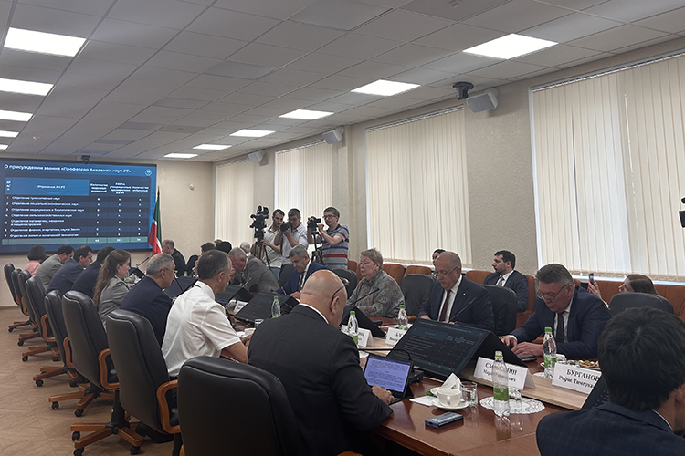 Вторая часть визита главы российской академии образования продолжилась уже в конференц-зале, где собрались представители научного сообщества