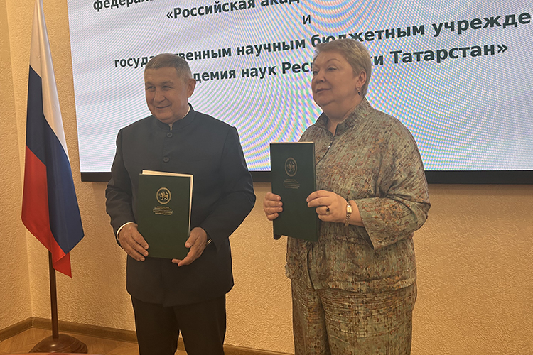 «Что мешает школе делать театральные постановки, песни, хоровые мероприятия, для того, чтобы учить язык через игру?»