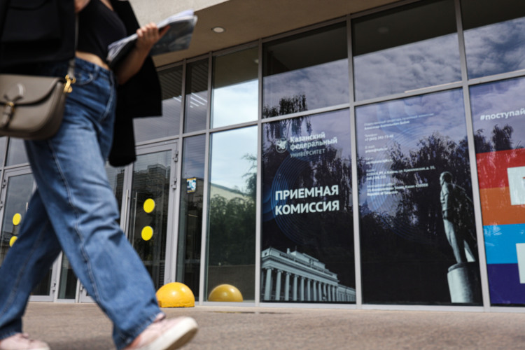 «Уже в 2027 году мы сможем наблюдать развертывание новой отечественной системы высшего образования, чтобы она могла удовлетворить потребности всех заинтересованных сторон. Интересантов достаточно много. Это и сами выпускники и их родители, это и профильные предприятия и организации, это, разумеется, и вузы»