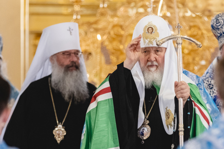 Отношения между патриархом и митрополитом прекрасные, подчеркивают наши собеседники. Косвенным подтверждением тому является сам факт, что к владыке Кириллу в гости патриарх приезжает уже в 7-й раз, если учитывать все кафедры, на которых тот служил