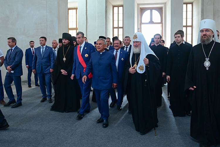 После службы вся делегация во главе с патриархом Кириллом отправилась осматривать реставрируемые корпуса Казанского Богородицкого мужского монастыря
