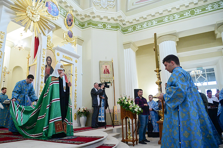 Храм-памятник к визиту патриарха оказался в такой высокой стадии готовности, что решили воспользоваться моментом и попросить освятить храм уже предстоятеля РПЦ