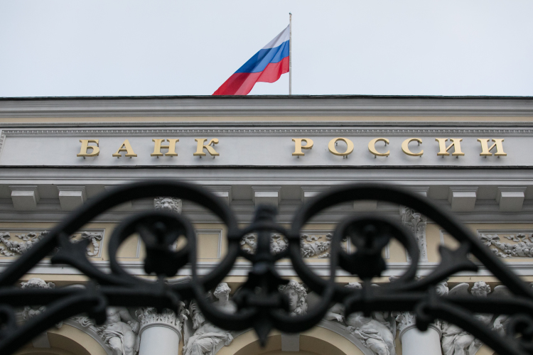Чтобы к 2026 году достичь цели по инфляции в 4%, Центробанк готов поддерживать жесткую политику