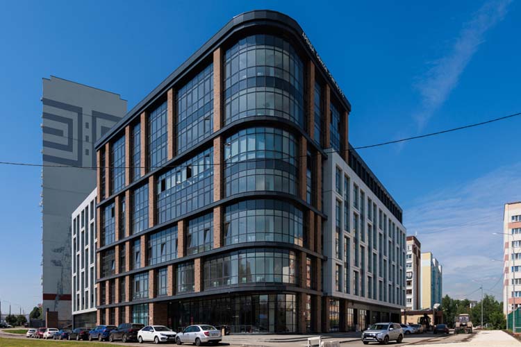 В начале лета открылся новый бизнес-центр Vagapov Business Park. Современный комплекс с панорамным остеклением и продуманной инфраструктурой не только удовлетворяет спрос на качественные площади, но и задает новые стандарты комфорта для бизнеса за пределами центра города