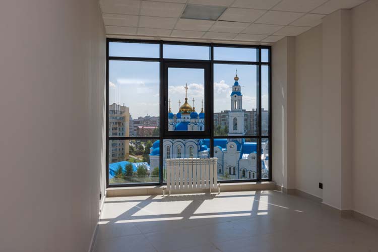 Со стороны улицы Вагапова открывается красивейший вид на Александро-Невскую церковь