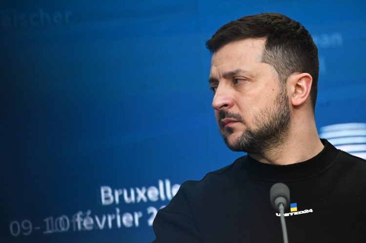 «Зеленский будет давить «антикоррупционеров» до последнего, пока не скажут стоп напрямую из Вашингтона. Пока же ему открыто никто не препятствует концентрировать власть в своих руках, так как он собирается и дальше воевать с Россией до последнего украинца»