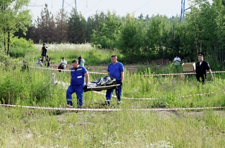 Источник ВЧК-ОГПУ* из окружения Старовойта выдвинул свою версию событий по поводу суицида: «За три дня до гибели у него были встреча и разговор с кем-то из конторы, кого он хорошо знал. Ему прямо сказали, что его впереди ждут не очень хорошие события. И помочь уже никто не может. Он эти три дня отчаянно пытался найти защиту»