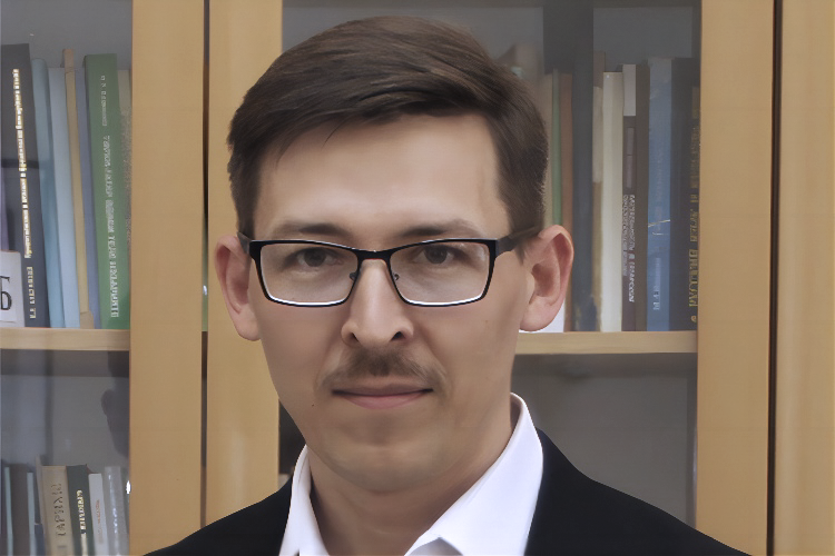 Ринат Сафаров: «Мне греет душу мысль, что ИИ может сыграть роль в сохранении татарского языка. Конечно, мне не хочется думать, что язык исчезнет и его потом будут возрождать с нуля. Но если даже так произойдет, ИИ сможет писать, читать и озвучивать по-татарски»