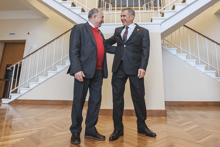На выборы раиса РТ, напомним, выдвинулись четыре кандидата, включая действующего руководителя республики Рустама Минниханова. В соперниках у него лидеры республиканских отделений КПРФ и ЛДПР Хафиз Миргалимов и Руслан Юсупов, а также Виталий Смирнов