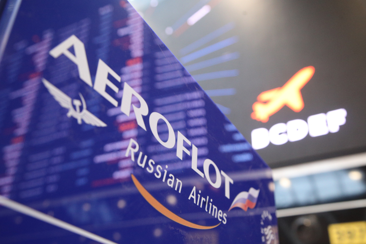 Первое заявление от авиакомпании «Аэрофлот» вышло в 7:43. В сообщении компания уточнила, что в работе информационных систем произошел сбой