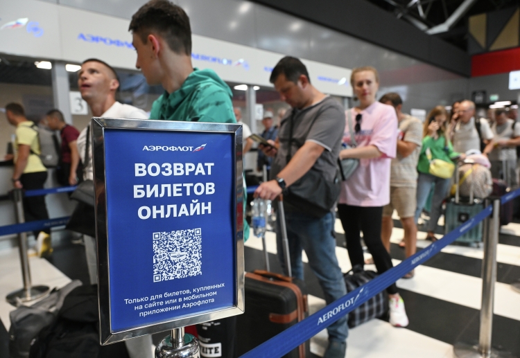 Сегодня пассажирам не удалось переоформить и вернуть билеты в кассы аэропорта, они смогут это сделать лишь в ближайшие 10 дней