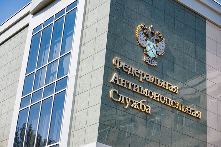 Наличие родственных и корпоративных связей между участниками торгов является классическим «красным флагом» для ФАС, поскольку в подобных случаях повышается риск согласованных действий при распределении подрядов