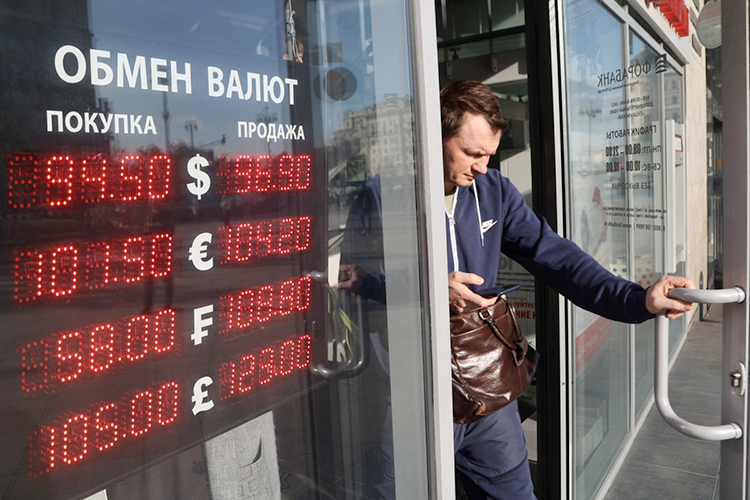 «Люди принимают рациональные решения: покупают активы, когда они недооценены, и фиксируют прибыль, когда котировки достигают пиковых значений. Это видно по покупкам валюты населением»