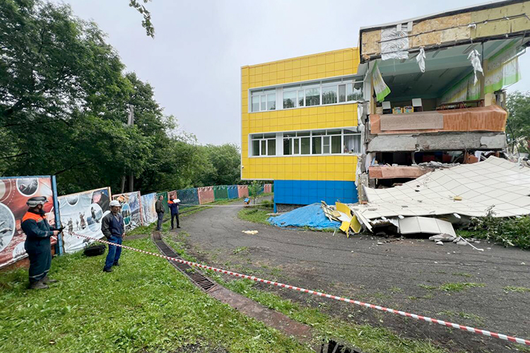 Временно были перебои с интернетом, обрушилась стена детского сада, сокращен рабочий день в госучреждениях