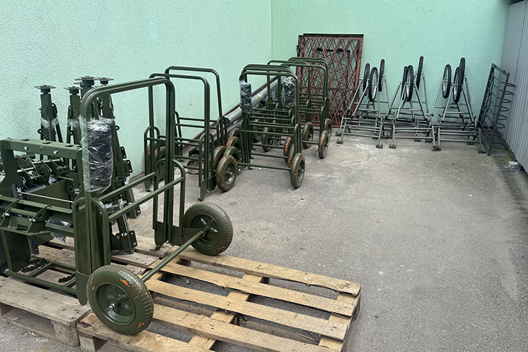 Чтобы как можно скорее закрыть заявку бойцов, волонтеры упаковали свои тележки и моноколеса, которые предназначались для учебных целей