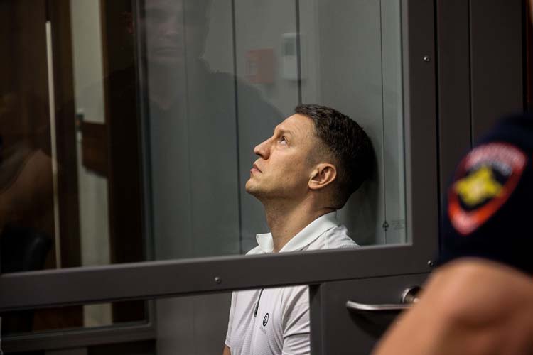 Верховный суд постановил изъять у Миронова и его семьи имущество на 437 млн рублей: 45 объектов недвижимости и 145 млн рублей кэшем. Прокуратура считала, что фактическим владельцем имущества, которое было записано на членов пяти семей, был лично он