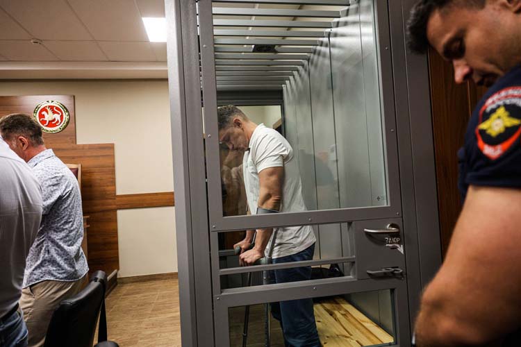 Миронову впервые разрешили взять в «аквариум» костыли. Оказалось, не зря