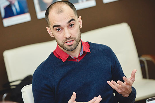 Основатель креативного агентства «Теория» и веб-дизайнер Ильдар Аюпов, которого привлекали для тестирования нового приложения, успел раскритиковать его