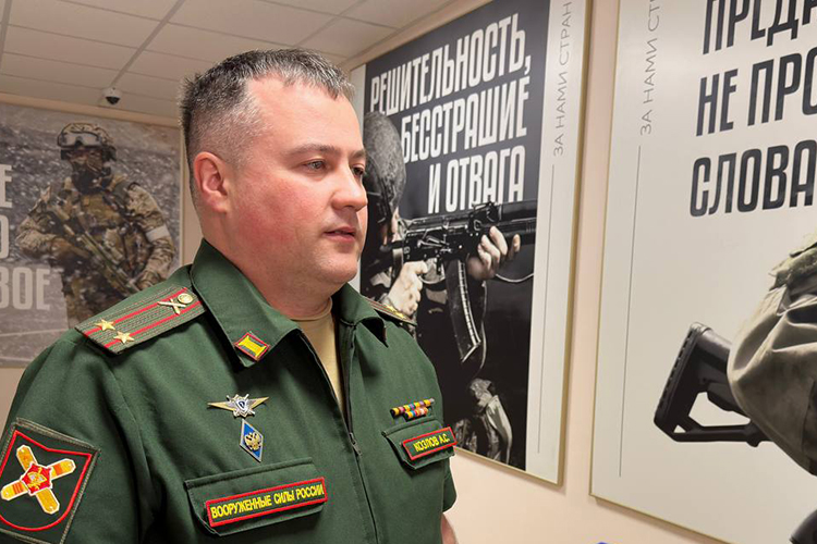 По словам Козлова, в полк нужны операторы для ближнего наблюдения, операторы FPV-дронов. Но есть нюанс — предпочтение отдается кандидатам с опытом