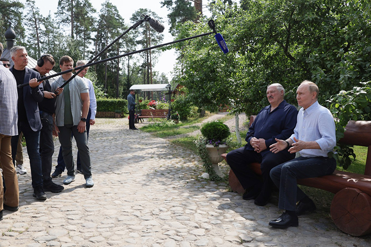 Два президента встретились на Валааме: без пиджаков, сидя на лавочке, отвечали на вопросы журналистов