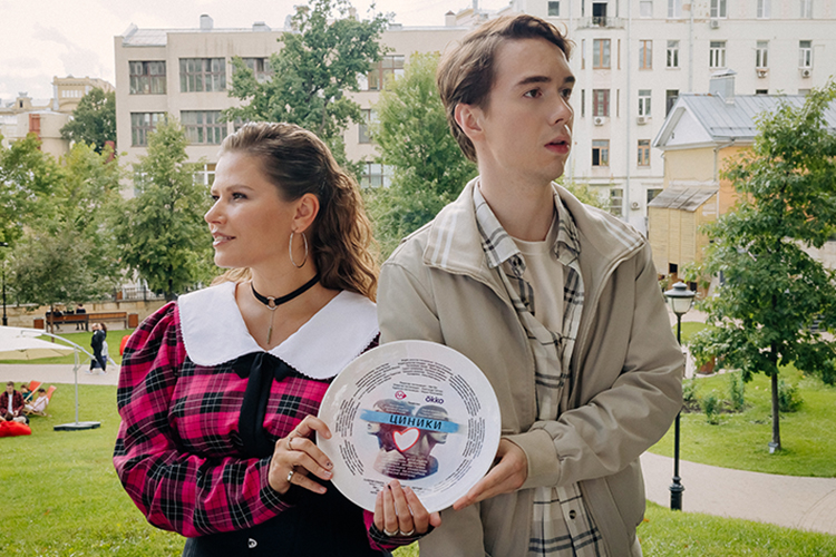 На Okko вышел сериал «Циники» о том, как специалист по соблазнению схлестнулся с дипломированным психологом