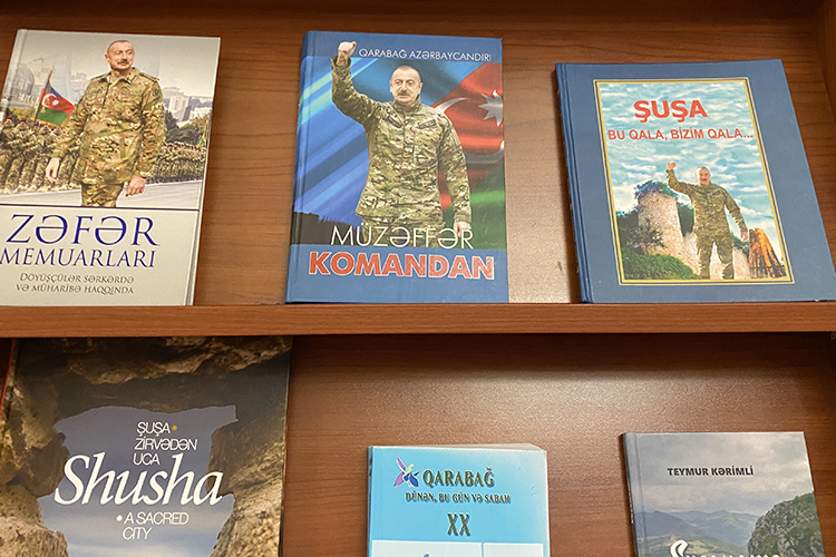 «В Баку сложно пройти мимо этой темы: плакаты, посвященные войне, заметны на улицах и проспектах, ежегодно выходит множество книг, мемуаров, исследовательских трудов»