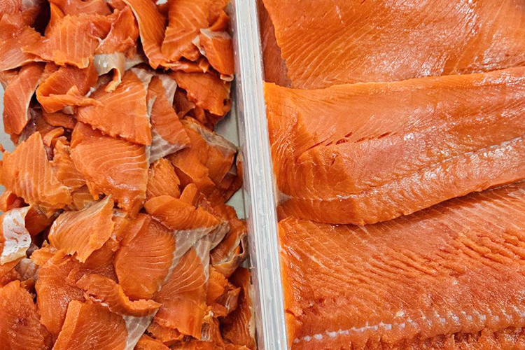 Самые ходовые продукты — наш домашний посол, магаданская креветка, красная икра, филе корюшки в масле без кожи и костей, котлеты из кеты. Летом берут стейки для гриля, вяленую рыбу под пенное, зимой — соленую
