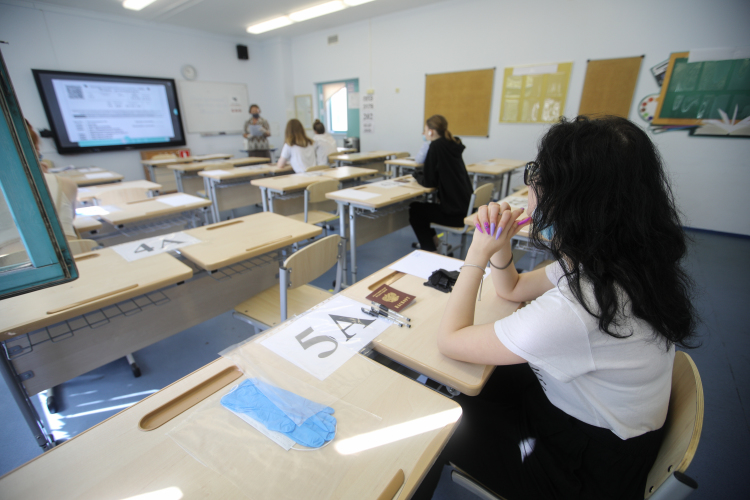 В этом году государственную итоговую аттестацию прошел 20 471 казанский выпускник, из которых 14,6 тыс. 9-классников и 5,8 тыс. 11-классников. С золотой медалью школу окончили 639 выпускников, с серебряной — 519
