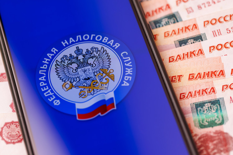 Если выясняется, что товар, приобретенный налогоплательщиком, в реальности был поставлен другой компанией, а не той, что была заявлена в первичных учетных документах, налоговый орган признает неправомерным учет расходов и (или) вычетов по соответствующей сделке