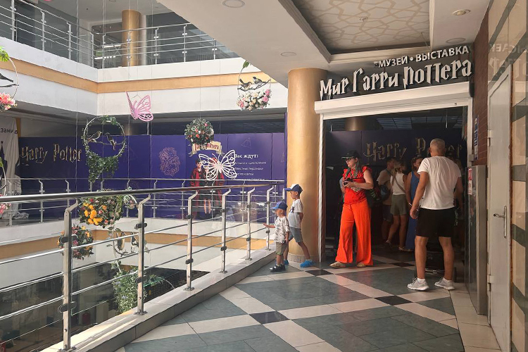 Магнитом в ГУМе является выставка «Мир Гарри Поттера»