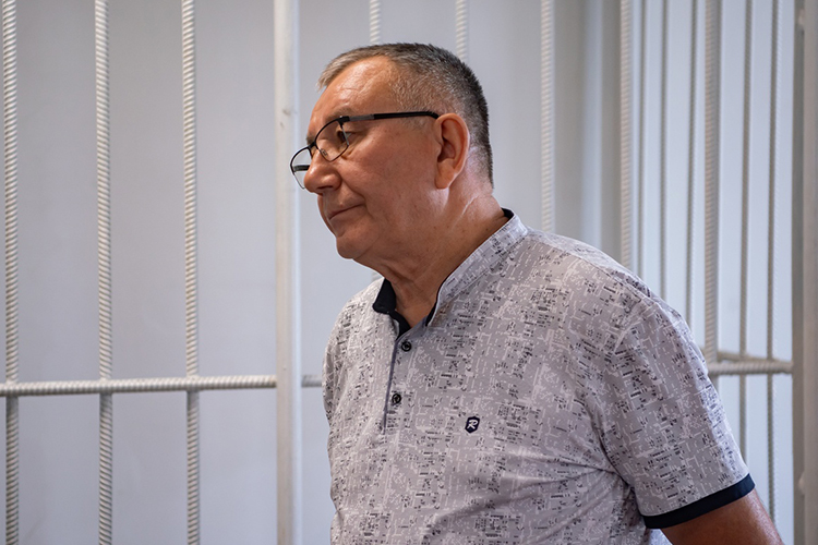 «Не согласен с приговором! Конечно, буду обжаловать. Не ожидал реального срока», — прокомментировал коротко Алчин корреспонденту «БИЗНЕС Online». Он свою вину полностью не признает