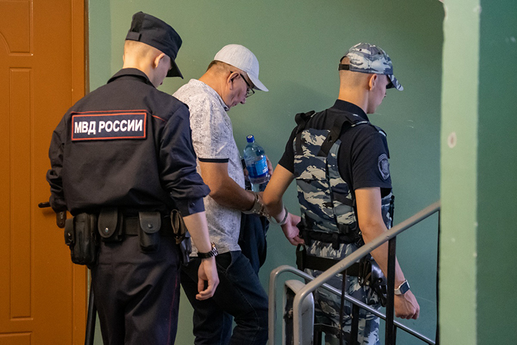 Адвокат также приводил аргумент о том, что в обвинении Алчина указан размер ущерба, полностью совпадающий с суммами заключенных договоров, без какой-либо оценки выполненных работ и понесенных затрат на ремонт автомашин, а ведь они все-таки были