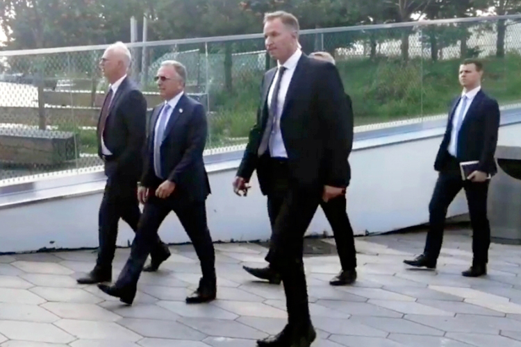 Утром в Москву прилетел спецпосланник президента США Стивен Уиткофф. В аэропорту представителя Вашингтона встретил глава РФПИ Кирилл Дмитриев