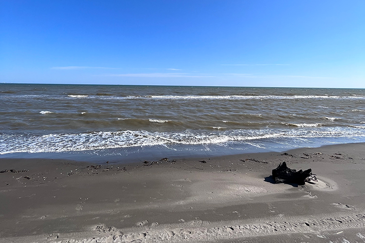 Море в Аниве в первый день показалось очень теплым — на улице стояла жара под плюс 35 градусов
