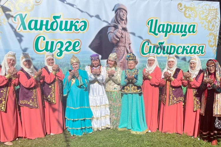 На прошедшем в минувшие выходные фестивале историко-культурного наследия сибирских татар «Искер-җыен» в Тобольске организаторы устроили фотозону, где красовался баннер с изображением памятника ханбике Сузге