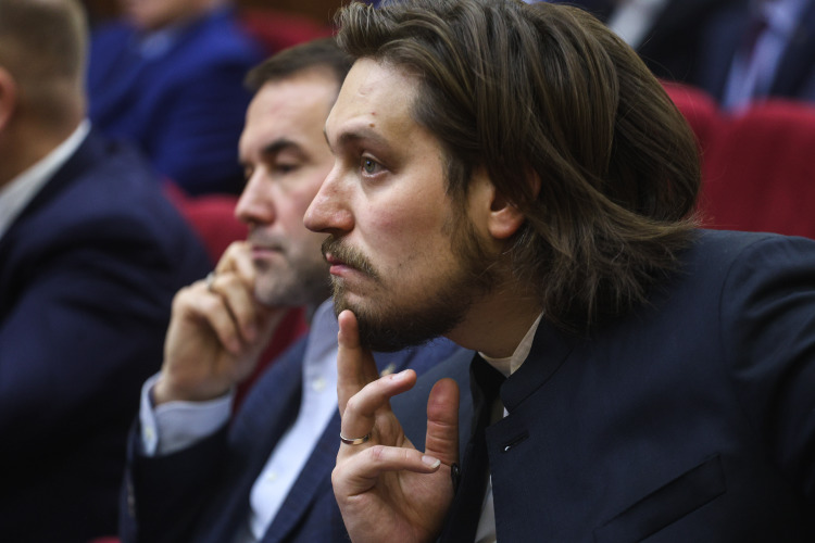 На одной стороне «Алексеевский молочный завод», входящий в империю «Красный восток» Аделя Хайруллина
