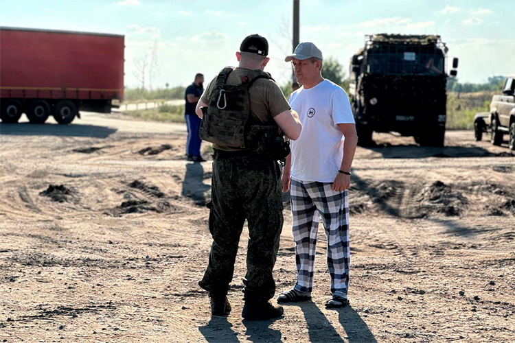В ЛНР бойцы за час разгрузили и развезли все фуры. За это время глава района пообщался с каждым солдатом, записав все обращения от них