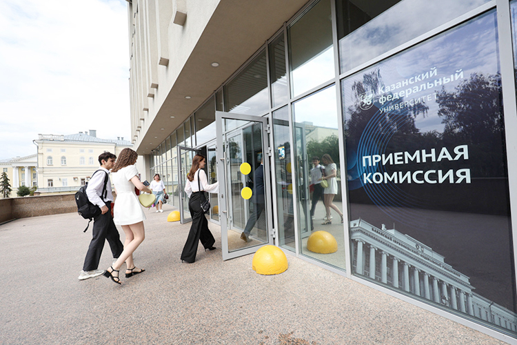 6–7 августа вузы опубликовали первые приказы о зачислении. Впрочем, некоторые университеты РТ больше не выставляют на своих сайтах такие документы. Так, например, от такой практики в этом году отказался КФУ
