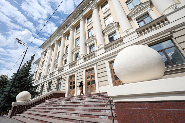 В КГМУ поступили пять 200-балльников из 8, зарегистрированных в республике, а также 14 победителей всероссийских олимпиад, отметил ректор медуниверситета Алексей Созинов