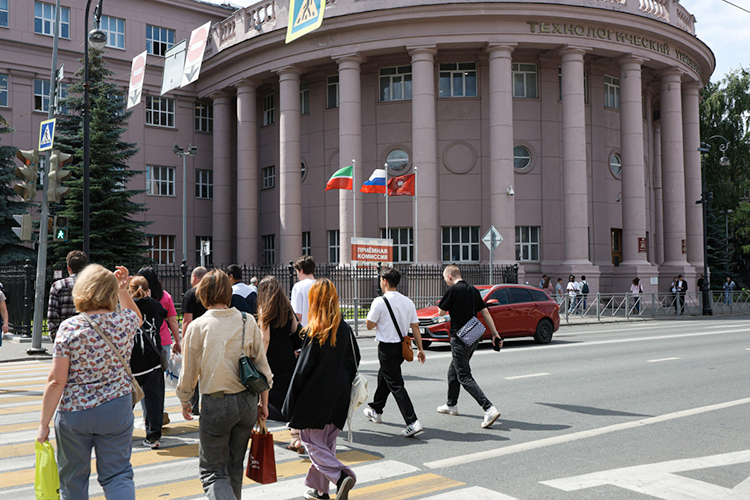 В КНИТУ-КХТИ было подано 47,2 тыс. заявлений на бюджет при 2,5 тыс. бюджетных мест. При этом стоит учитывать, что один абитуриент может подавать заявления сразу на 5 направлений