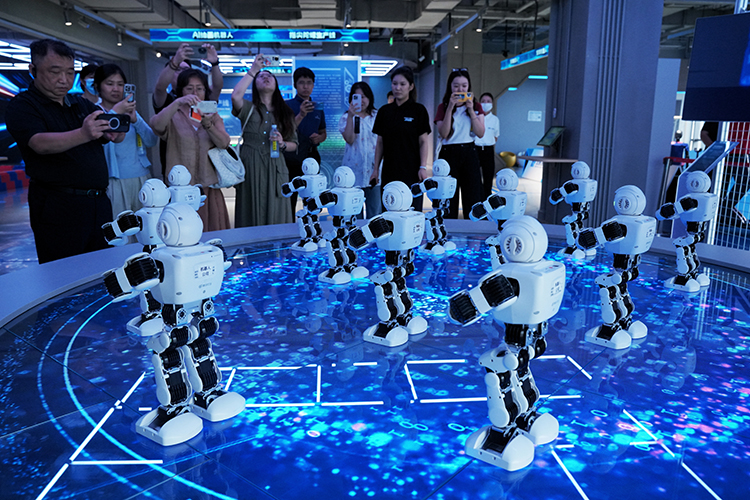 В Пекине в технологическом кластере Ичжуан начал работу Robot Mall — четырехэтажный торговый центр площадью 4 тыс. кв. м, объединивший шоурум, сервисный центр и интерактивную зону