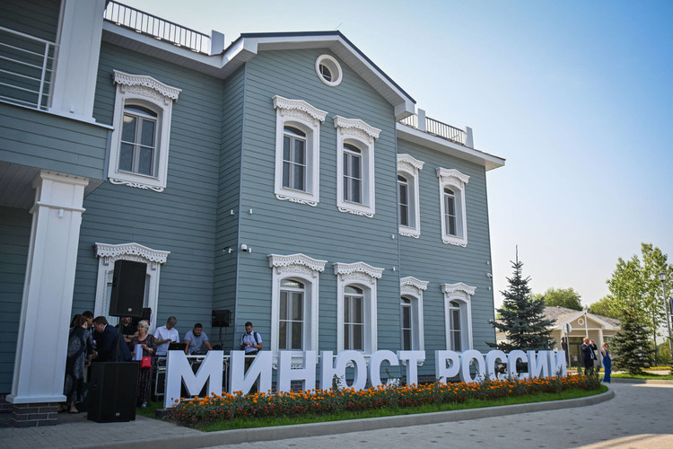 «На госслужбу часто идут работать студенты начинающими специалистами, деньги для них не главное, они идут за строчкой в трудовой книжке», — рассказывает источник