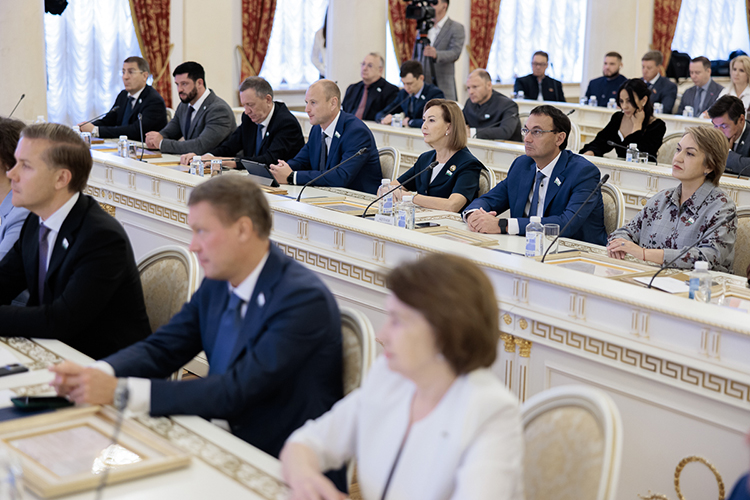 «Была огромная нагрузка на экономику, с не меньшими сложностями столкнулись наши жители», — напомнил мэр