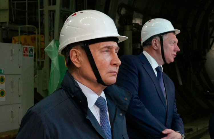 Программу поддержки запустили с подачи президента РФ Владимира Путина и назвали «инфраструктурным меню», курировать которое поручено вице-премьеру Марату Хуснуллину